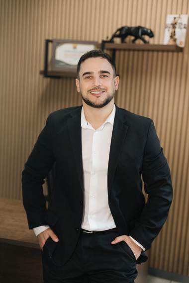 Dr. César Guerra Lage no escritório